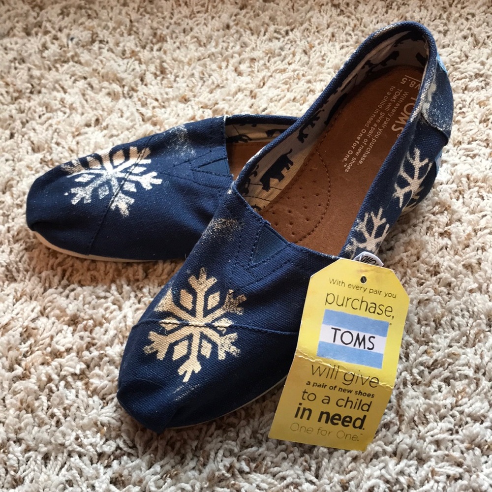 Snowflake TOMS NWT